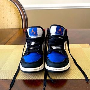 Air Jordan (Boys) Size:  US 4Y